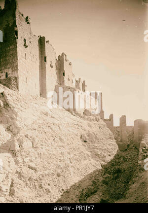 Palmyra. Die Türkische Burg. Mit Wassergraben und Pfeiler der zerstörten Brücke. 1920, Syrien, Tadmur Stockfoto