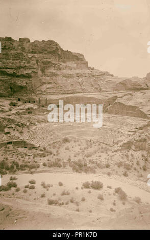 Petra (Wadi Musa). Theater- und el-Khubta Bereich. Das Theater. Von den unteren Hängen des el-Khubta. 1920, Jordanien, Petra, ausgestorbene Stadt Stockfoto