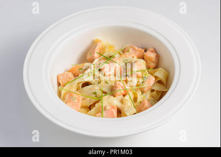 Fettuccine mit Lachs Stockfoto