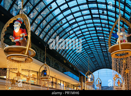 Santa Claus bei Shopping Mall und Weihnachten Dekoration und Beleuchtung in Berlin, Deutschland. Store Stockfoto