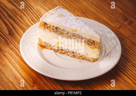 Leckeres Stück Kuchen auf dem hölzernen Tisch Stockfoto