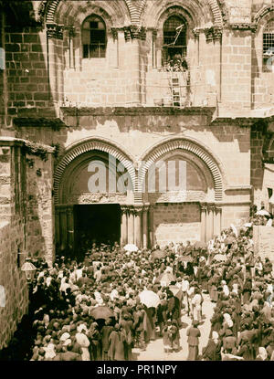 Menschenmassen vor der Kirche des heiligen Grabes. 1898, Jerusalem, Israel Stockfoto