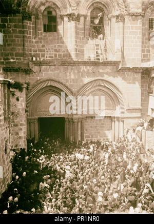 Menschenmassen vor der Kirche des heiligen Grabes. 1898, Jerusalem, Israel Stockfoto