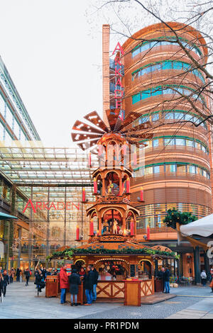 Berlin, Deutschland - 13. Dezember 2017: Weihnachtsmarkt am Potsdamer Platz im Winter Berlin, Deutschland. Christkindlmarkt Dekoration und Ständen mit Kunsthandwerk Los Stockfoto