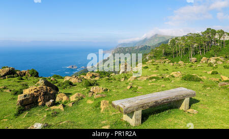 Sitzbank bei einem Aussichtspunkt auf der schönen Küstenlandschaft in der Nähe von Cedeira, Galizien, Spanien. Diese Region, die Rías Altas, ist bekannt für seine unberührte Natu Stockfoto