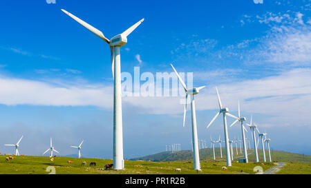 Onshore-Windpark im nördlichen Teil von Galizien, Spanien. Stockfoto