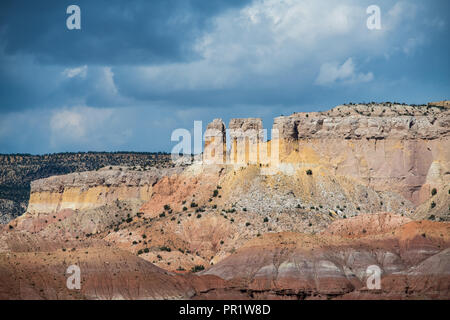 Bunte Felsformationen, die Klippen und die Mesa unter einem stürmischen Himmel auf Ghost Ranch in der Nähe von Yorktown, Virginia im amerikanischen Südwesten Stockfoto