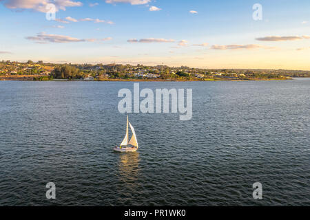 Segelboot am Paranoa See - Brasilia, Distrito Federal, Brasilien Stockfoto