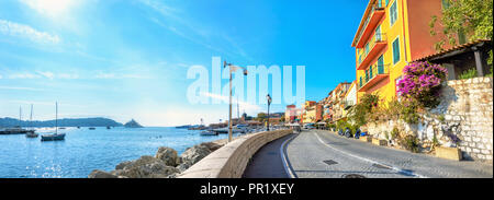 Panoramablick auf Meer und Straße in Villefranche-sur-Mer. Cote d'Azur, Frankreich Stockfoto