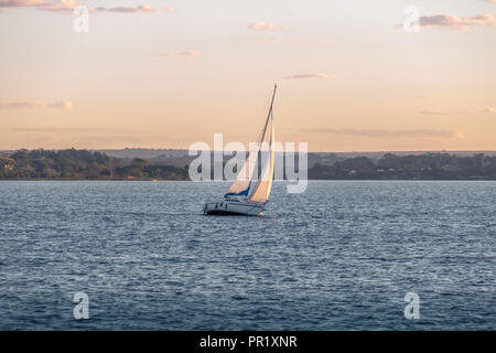 Segelboot am Paranoa See - Brasilia, Distrito Federal, Brasilien Stockfoto