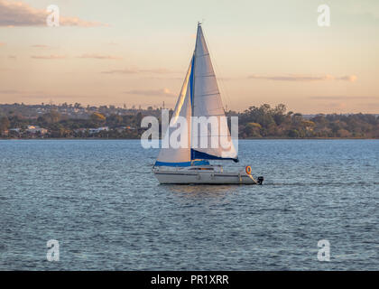 Segelboot am Paranoa See - Brasilia, Distrito Federal, Brasilien Stockfoto