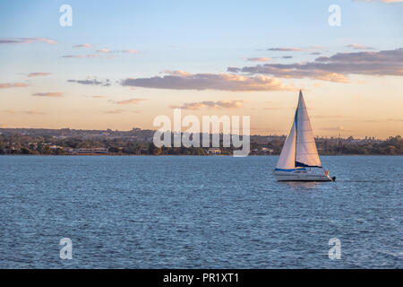 Segelboot am Paranoa See - Brasilia, Distrito Federal, Brasilien Stockfoto