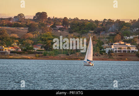 Segelboot am Paranoa See - Brasilia, Distrito Federal, Brasilien Stockfoto