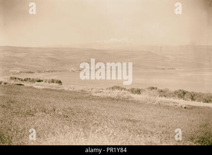 Einen malerischen Blick auf den Mt. Hermon und den See. Mt. Hermon von der Straße oben Tiberias. 1940, Israel, Tiberias Stockfoto