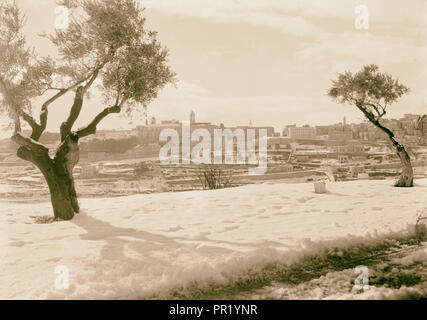 Schnee Szenen. Bethlehem, der Geburtskirche unter Schnee von Jerusalem-Bethlehem Straße. 1941, West Bank, Bethlehem, Israel Stockfoto