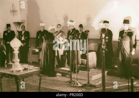 Krönung von König Abdullah in Amman. Sheik übergabe König Abdullah Verkündigung der "Krönung". 1946, Jordanien, Amman Stockfoto