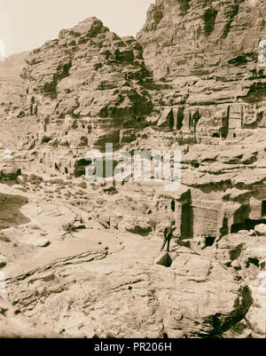 Petra. El-Habis Bereich. El-Habis und Öffnung des es-Siyyagh Tal von el-M 'esrah, die Felswände des el-Biyara hohe drohende Stockfoto