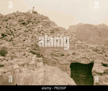 Petra. El-Habis Bereich. El-Habis Befestigungsanlagen, die Akropolis. Überreste der Burg der Kreuzritter. 1920, Jordanien, Petra Stockfoto