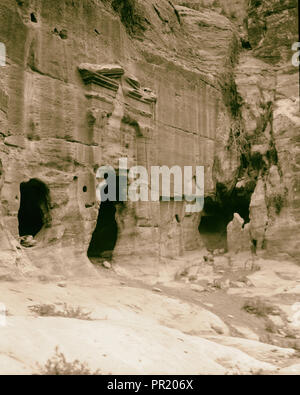 Petra. Wadi-Ed - Dêr. Pedimented Tür, Wady ed - Dêr. Beispiel für eine aufwändige Giebel ruht auf Lisenen mit Nabtean Hauptstädte Stockfoto