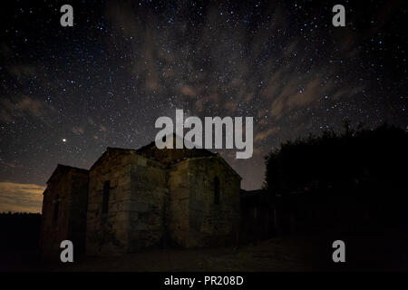 Nacht Landschaft mit der westgotischen Basilika Santa Lucia del Trampal. Acuescar. Spanien. Stockfoto