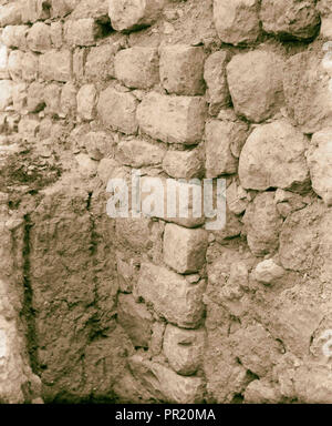 Tel. Deweir (lachisch). In der Nähe der Kreuzung zwischen Steinmauern der Jüdischen Palace - fort. Links N. und ältere Teil, später rechts Stockfoto