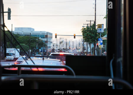 Honolulu, Oahu, Hawaii, USA - 23. Februar 2018: Verkehr auf der Hauptstraße in Honolulu, Oahu, Hawaii, USA Stockfoto