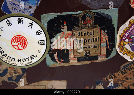 Vintage Koffer mit Reisen Aufkleber aus Paris und Rom Stockfotografie -  Alamy