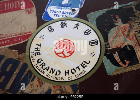 Vintage Leder Everlasta Koffer mit Reisen Aufkleber - das Grand Hotel, Taipei Taiwan Stockfoto