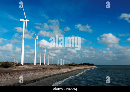 Windpark am Rande von Puttalam Lagune, Sri Lanka Stockfoto