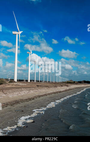 Windpark am Rande von Puttalam Lagune, Sri Lanka Stockfoto