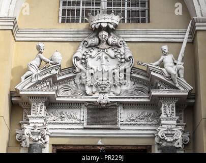 Ausführung das Portal über dem Eingang zur Kirche der Heiligen Petrus und Paulus in Vilnius. Litauen Stockfoto