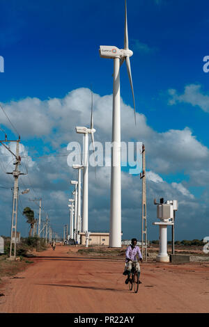 Der Mensch, er reitet Fahrrad Vergangenheit Windkraftanlagen am Ufer des Puttalam Lagune, Sri Lanka Stockfoto