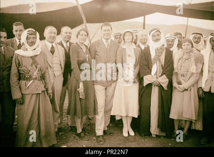 Herr & Frau Tunney [?] bei Beduinen Camp mit Sheik Majid am Shumet Kimrin [?] Herr & Frau La Gorce, März 1931. 1931, Naher Osten Stockfoto