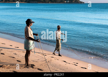 Fischer ziehen ihr Netz am Strand von Back Bay in Trincomalee, Sri Lanka Stockfoto