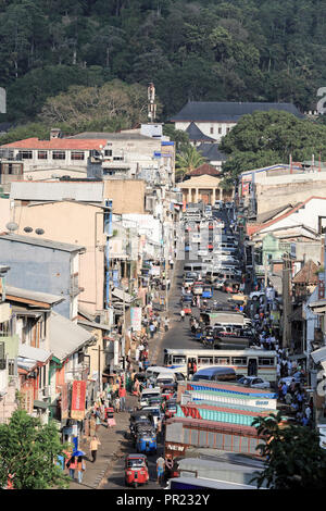 Ansicht der geschäftigen Innenstadt von Kandy, Sri Lanka Stockfoto