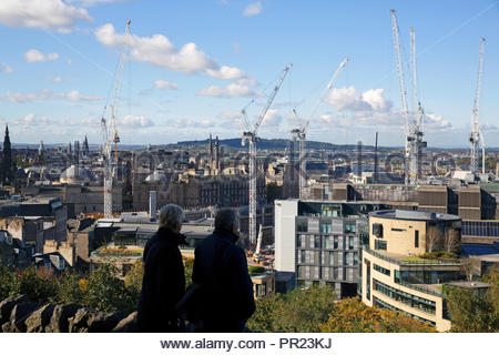 Zwei Menschen die Kräne über den St James Centers und Sanierung stehen, Edinburgh, Schottland Stockfoto