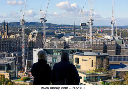 28. September 2018; zwei Personen beobachten die Kräne, die über dem St James Centre stehen, Abriss- und Sanierungsarbeiten in Edinburgh, Schottland Stockfoto