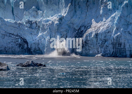 Spray splash von einem "Kalbenden" Gletscher Glacier Bay, Alaska Stockfoto