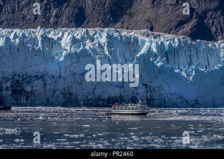 Glacier Bay, Alaska USA - 17.August 2018. Ein kleines Boot eng approching in die Glacier Bay Stockfoto