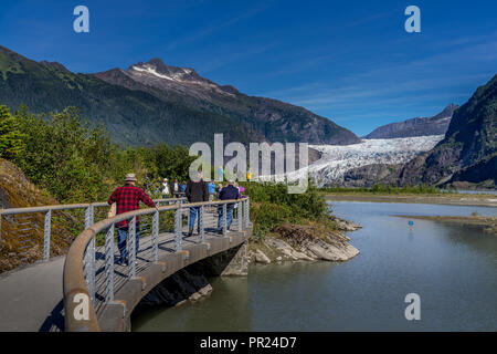 Juneau, Alaska USA, Nov. 19, 2018 - Besucher Mandenhall Breheimsenteret Stockfoto