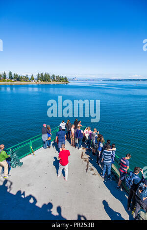 Menschen auf Bogen der Bainbridge Island nach Seattle Ferry im Puget Sound, Washington, United States Stockfoto