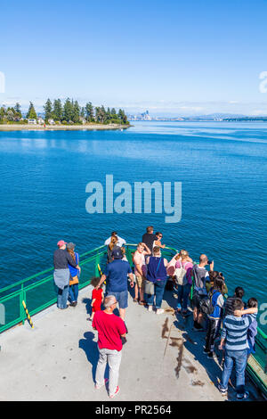 Menschen auf Bogen der Bainbridge Island nach Seattle Ferry im Puget Sound, Washington, United States Stockfoto