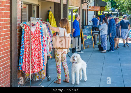 Menschen shopping auf Bainbridge Island im Puget Sound über aus Seattle, Washington, United States Stockfoto