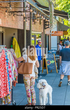 Menschen shopping auf Bainbridge Island im Puget Sound über aus Seattle, Washington, United States Stockfoto