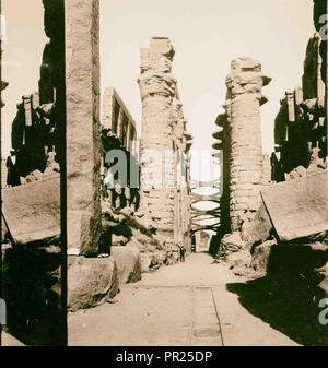 Ägyptische Ansichten; Karnak. Mittelgang der großen Säulenhalle. 1900, Ägypten, Karnak Stockfoto