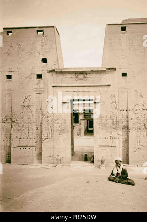 Ägyptische Ansichten; Tempel des Horus, Edfu. Eingang zum Tempel. 1900, Ägypten, Idfū Stockfoto