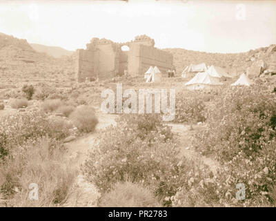 El-Habis Bereich. Qasr Bint weit' auf. Cook's Camp in Petra, in der Nähe der Überreste der römischen Tempel. 1920, Jordanien, Petra, ausgestorbene Stadt Stockfoto