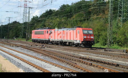 DB-Baureihe 155 (links) und DB-Baureihe 185 (rechts) elektrische Lokomotiven an Koln-Gremberg, Deutschland. Stockfoto