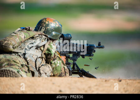 FORT Benning, Ga (Sept. 21, 2018) - Im Rahmen der Änderung eines-Station für die betriebliche Ausbildung (OSUT) für Infanterie Soldaten von 14 auf 22 Wochen, Auszubildende erhalten Anweisung auf der M240-Serie medium Maschinengewehr Sept. 21 an der Malone in Fort Benning, Georgia. Änderungen an OSUT sollen Soldaten die Bereitschaft zu erhöhen, wodurch Sie mehr tödliche und beherrschen, bevor Sie ihre erste Pflicht Stationen als Infanterie Soldaten zugeordnet sind. Vor OSUT Transformation, die Soldaten erhalten M 240 Unterweisung nach Abschluss OSUT. (U.S. Armee Foto von Patrick Albright, Manöver, Center of Excellence, Fort Benn Stockfoto