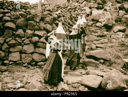 Jebel el-Drusische & Hauran. Ghureye. Drusische Frauen das Tragen von Wasser. 1938, Syrien Stockfoto